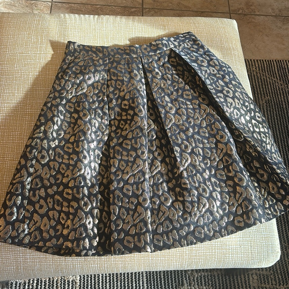 Eliza J Size 14 gold and black lame skirt. pleated, high waisted.